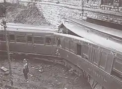 La voiture Pullman contre les arches du pont.