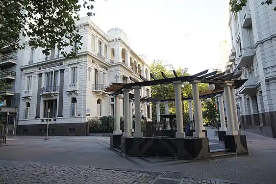 La façade de la Cour Judiciaire donne sur la place Cagancha.