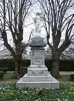 Monument aux morts en centre-ville.