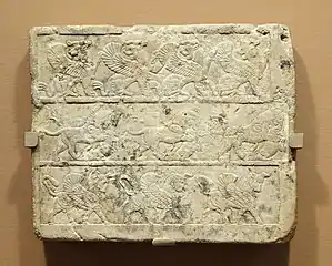Bas-relief achéménide probablement sculpté en Égypte : dragons et lions, entre 550 et 330 avant notre ère.