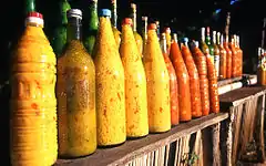 Bouteilles de sauces au citron et à la mangue (achards) sont courantes dans les régions côtières du nord-ouest de Madagascar.