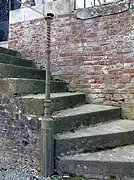 L'un des deux montants de la rampe d'escalier de la chapelle Bellet.