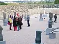 La piscine des anciens thermes romains de Shuni a été réaménagée en espace d'exposition des œuvres monumentales d'Achiam