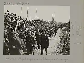 Les troupes britanniques traversant le village en ruines en mars 1918.