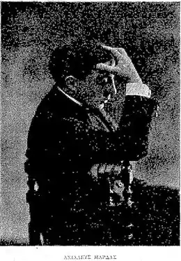 photographie noir et blanc de mauvaise qualité : un homme de profil assis sur une chaise, appuyé sur le coude