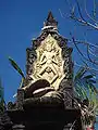 Représentation d'Acintya (en), sur le dossier du trône Padmasana, sous la forme du dieu soleil rayonnant, Jimbaran, Bali.