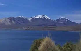 L'Acotango au centre encadré par le Humarata à gauche et le Cerro Capurata à droite.