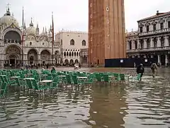 Inondations dues aux marées. L'élévation du niveau de la mer augmente les inondations dans les régions côtières de faible altitude. Illustré : Venise, Italie.