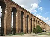 Arcades soutenant un aqueduc peu avant son arrivée à Rome, peut-être vestiges de l'Aqua Alexandrina ou de l'Aqua Marcia.