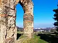 Vue du Sud-Ouest : La dernière arche de l'alignement du Plat de l'Air à Chaponost. Les arches qui rejoignent le réservoir de chasse sont manquantes. On distingue le vallon de l’Yzeron et la commune de Sainte-Foy-lès-Lyon au-delà.