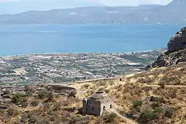 La mosquée surplombant le golfe de Corinthe.