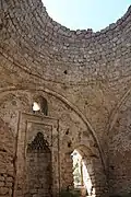 Intérieur de la mosquée, avec la coupole et le mihrab.