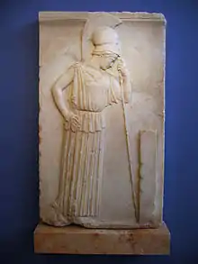 Plaque de marbre représentant une femme debout, casquée, appuyée sur une lance