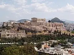 Vue depuis le monument de Philopappos. La stoa est visible entre l'odéon d'Hérode Atticus, à gauche, et le théâtre de Dionysos, à droite.