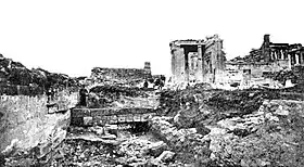 Fosse de fouille de l'Acropole où ont été trouvés des restes de statues archaïques, au nord-ouest de l'Érechthéion.