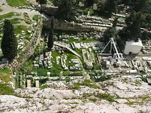 Les vestiges du sanctuaire, vus du haut de l'Acropole, en 2010.