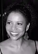 Gloria Reuben interprète Adina.