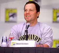 Adam Baldwin interprète John Casey.