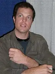 Adam Baldwin interprète John Casey