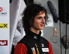 Adam Ondra est sur le podium lors de la remise de médaille lors de la coupe du monde à Imst en Autriche