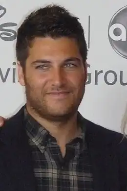 Adam Pally dans le rôle du Dr Peter Prentice.