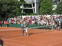 Adam Pavlásek et Diego Schwartzman en fin de match à Roland-Garros en 2018.