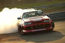 Voiture de stock-car JZ-powered R33 en mars 2017 sur le Swaffham Raceway (en) de Swaffham en Angleterre.