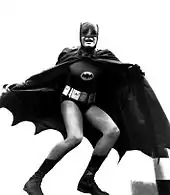 Image en noir et blanc de Batman en pied dans la série télévisée de 1966.