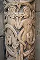Adam et Eve, sur une colonnette normande, XIIe siècle, leur pudeur est préservée par les serpents.