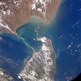 Image satellite du détroit de Palk avec l'Inde au nord-ouest, le Sri Lanka au sud-est, la baie de Palk au centre prolongée par le golfe de Mannar à gauche et le golfe du Bengale à droite.