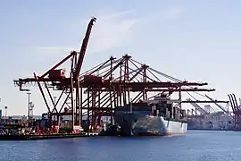 Le Port de Mundra, sur le Golfe de Kutch, est le plus grand port privé d'Inde et le plus important port à conteneurs du pays.