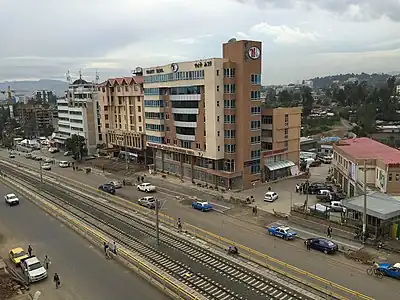 Implantation des voies en site propre sur l'avenue Haile Gebrselassie.
