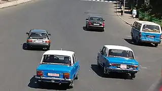 Taxis bleu et blanc d'Addis-Abeba.