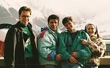 Photographie prise aux sports d'hiver, où l'on voit de gauche à droite, face à l'objectif : Laurent Salmeron, Didier Chanfray, Frédérick Raynal et Yaël Barroz.
