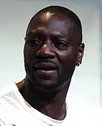 Adewale Akinnuoye-Agbaje interprète le commandant Ogunwe.