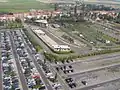 Vue aérienne du dépôt de La Panne-Adinkerke en 2007. La station terminus et la gare SNCB sont à l'extrême droite du cliché.