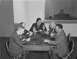 Le 22 février 1945, l'animateur Roger Baulu avec un groupe de quatre invités en studio durant l'émission Le Mot s.v.p. diffusée par C.B.C. (Radio-Canada) à Montréal.