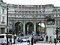 Carrefour avec The Mall devant la façade nord de l'Admiralty Arch.