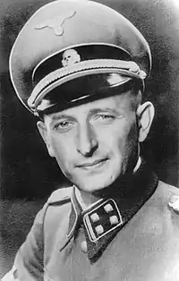 Photographie en noir et blanc d'Adolf Eichmann, en uniforme en 1942