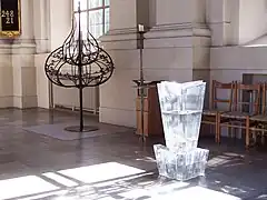 Les fonts baptismaux sont en cristal.