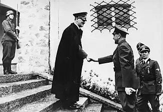 Adolf Hitler serrant la main d'Ante Pavelić.