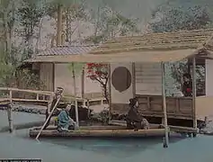 Shimokamo, Kioto. Photographie à l'albumine colorée à la main.Vue d'une maison de thé et d'un bateau de loisir à Shimogamo, Kyoto.