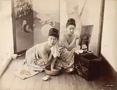 Habillement, vers 1885. Photographie à l'albumine.Deux japonaises se préparant.