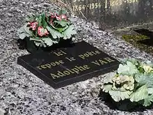 La tombe du poète dans l'enclos de l'église Saint-Georges.