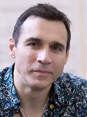 Adrian Paul interprète Duncan McLeod.