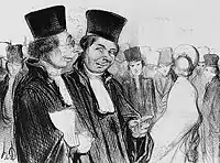 A l'avant-plan, deux personnages en robe d'avocat et chapeau haut de forme discutent avec un air fourbe.