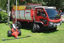 Transporteur agricole, on note les roues doublées spécialement adaptées aux pentes