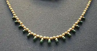 Collier de perles dorées à pendentifs de jaspe