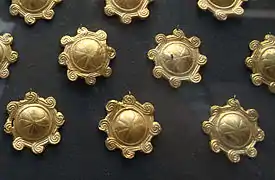 Autres plaques à bossages décorés de rosettes