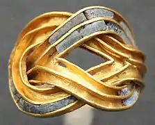 Bague en or en forme de nœud plat